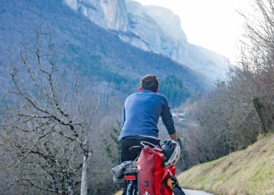 Un vélo grimpeur en train de pédaler avec son objectif, les cournouses dans le vercors, en vue - Photo © Florian Garibal