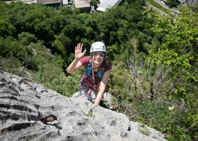 Une femme grimpe en grande voie à l'Eperon des Gosses mythiques à Saint Egrève - Photo © Florian Garibal