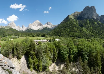 Une femme en via ferrata à la Jarjatte devant le Grand Ferrand - Photo © Florian Garibal