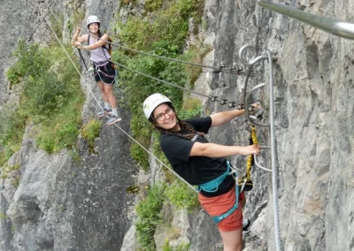 Deux femmes sur le pont de singe de la via ferrata de la Bastille à Grenoble - Photo © Florian Garibal