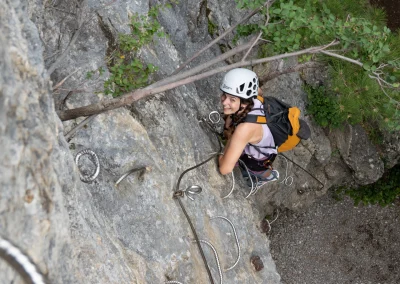 Une femme sur la via ferrata de la Bastille à Grenoble - Photo © Florian Garibal
