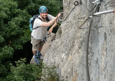 Un homme sur la partie difficile de la via ferrata de la Bastille - Photo © Florian Garibal
