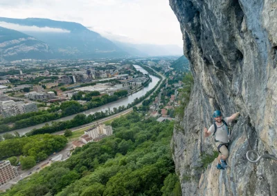 Un homme sur la partie difficile de la via ferrata de la Bastille - Photo © Florian Garibal