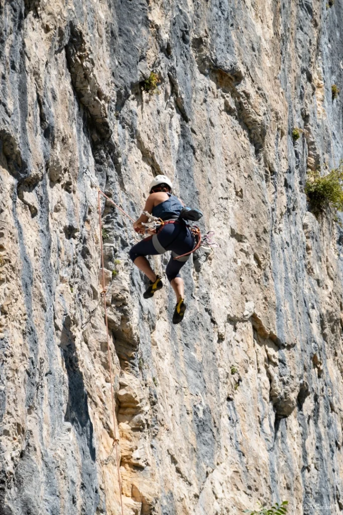 Chute en tête en escalade en falaise - Photo © Florian Garibal