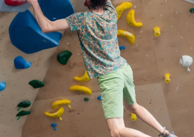 Un homme grimpe en bloc à l'Orangerie à grenoble - Photo Léa Moreau