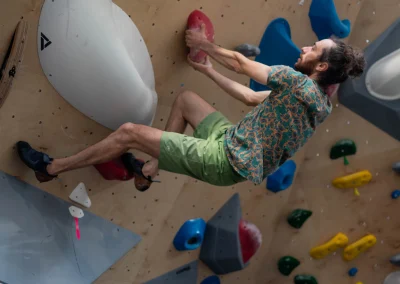 Un homme grimpe en bloc à l'Orangerie à grenoble - Photo Léa Moreau