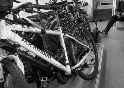 Des vélos dans un train ZOU en Provence Alpes Côte d'Azur, Aventures sans voiture. - Photo © Florian Garibal