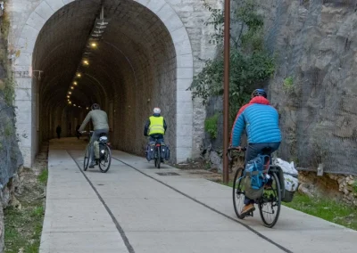 3 cyclistes prennent la voie verte entre la gare et le centre ville de La Ciotat pour aller grimper à l'Etoile Noire, Aventures sans voiture. - Photo © Florian Garibal