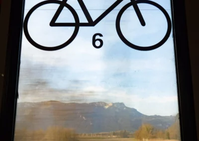 Le logo vélo sur les portes TER en Auvergne Rhône alpes, Aventures sans voiture - Photo © Florian Garibal