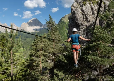 Femme qui fait de la via ferrata à la Jarjatte dans le massif du Dévoluy - Photo © Florian Garibal