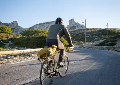 Vélo grimpeur qui arrive aux Goudes à Marseille, Aventures sans voiture - Photo © Florian Garibal