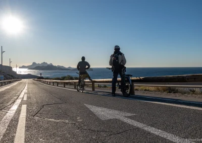 Deux vélo grimpeurs devant la mer méditerrannée aux Goudes à Marseille, Aventures sans voiture - Photo © Florian Garibal